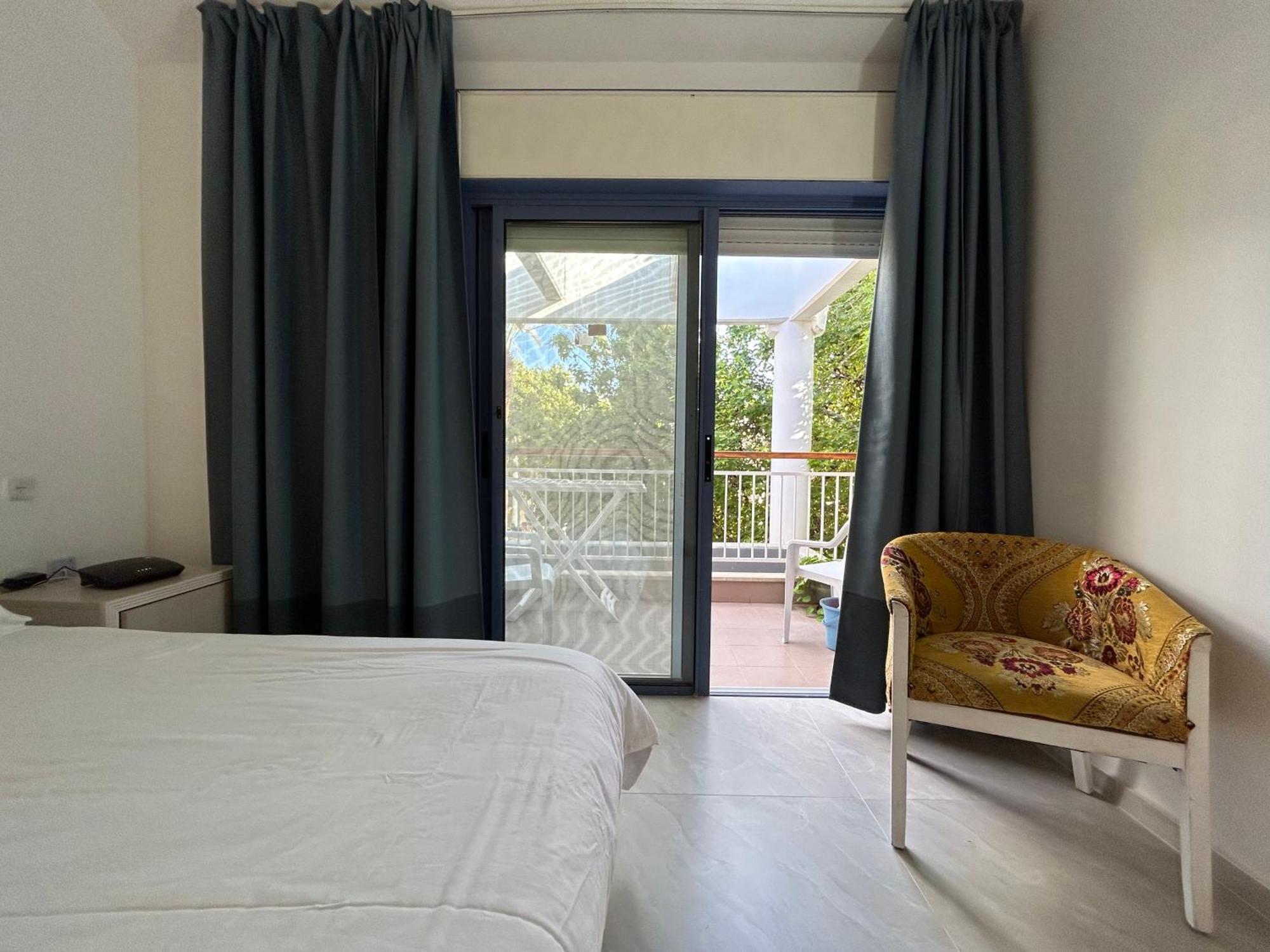 Royal Park - Paul's Place Apartment